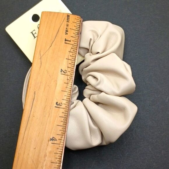 CREAM Nude neutral color leather scrunchie - Picture 2 of 4
